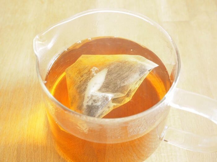 紅茶を入れています