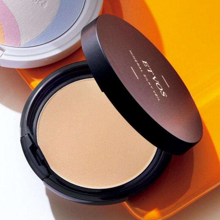 ミネラルシルキーベール SPF20・PA++ 3520円（エトヴォス）