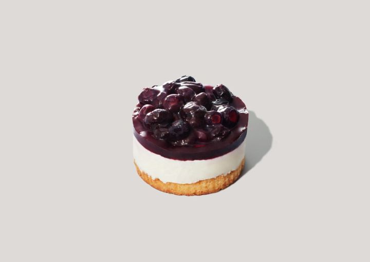 「ブルーベリーレアチーズケーキ」（税込 570円） ※テイクアウトは税率が異なる width=