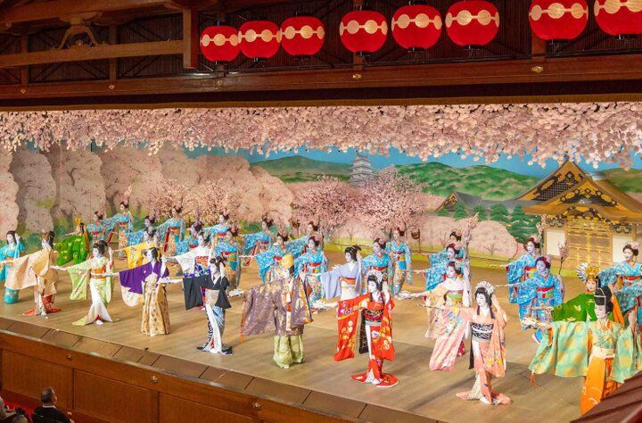 京都・祇園の春の風物詩、芸妓さん・舞妓さんが華やかに京の四季を舞う「都をどり」にうっとり