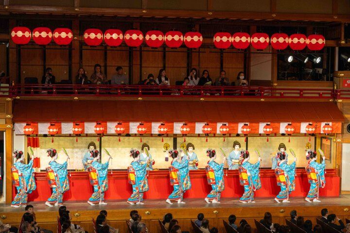 京都・祇園の春の風物詩、芸妓さん・舞妓さんが華やかに京の四季を舞う「都をどり」にうっとり