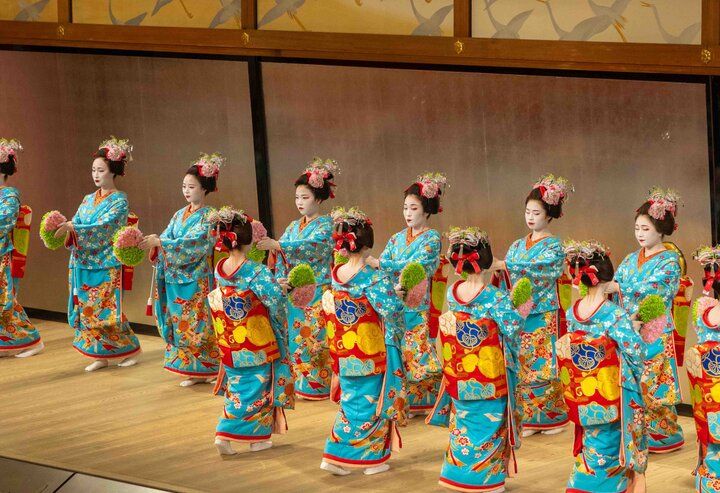 京都・祇園の春の風物詩、芸妓さん・舞妓さんが華やかに京の四季を舞う「都をどり」にうっとり