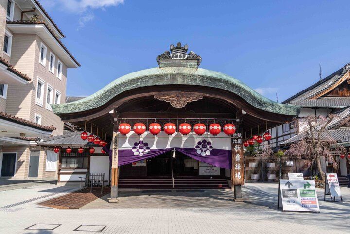 京都・祇園の春の風物詩、芸妓さん・舞妓さんが華やかに京の四季を舞う「都をどり」にうっとり