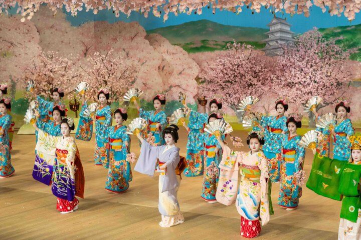 京都・祇園の春の風物詩、芸妓さん・舞妓さんが華やかに京の四季を舞う「都をどり」にうっとり