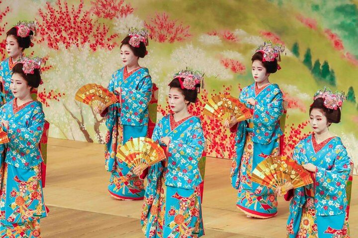 京都・祇園の春の風物詩、芸妓さん・舞妓さんが華やかに京の四季を舞う「都をどり」にうっとり