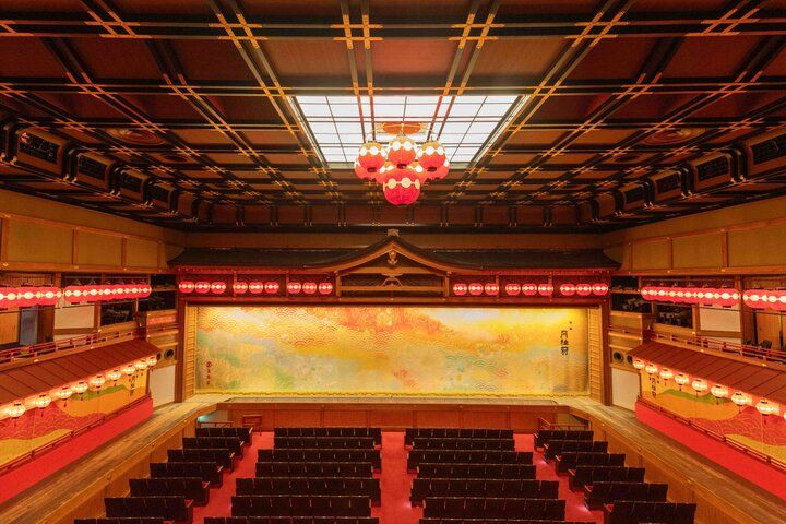 京都・祇園の春の風物詩、芸妓さん・舞妓さんが華やかに京の四季を舞う「都をどり」にうっとり