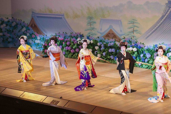 京都・祇園の春の風物詩、芸妓さん・舞妓さんが華やかに京の四季を舞う「都をどり」にうっとり