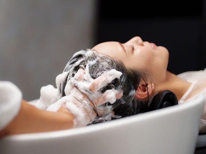 「美容院脳卒中症候群」は正式な医学的病名ではありませんが、シャンプー時の姿勢が原因で脳への血流が滞り、めまいや吐き気を引き起こすことは実際にあります。簡単な予防法と異変を感じた際の対処法を分かりやすく解説します。