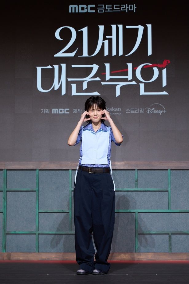 ヒジュを支えるト秘書官を演じたイ・ヨン [c]2026. MBC. All Rights reserved.