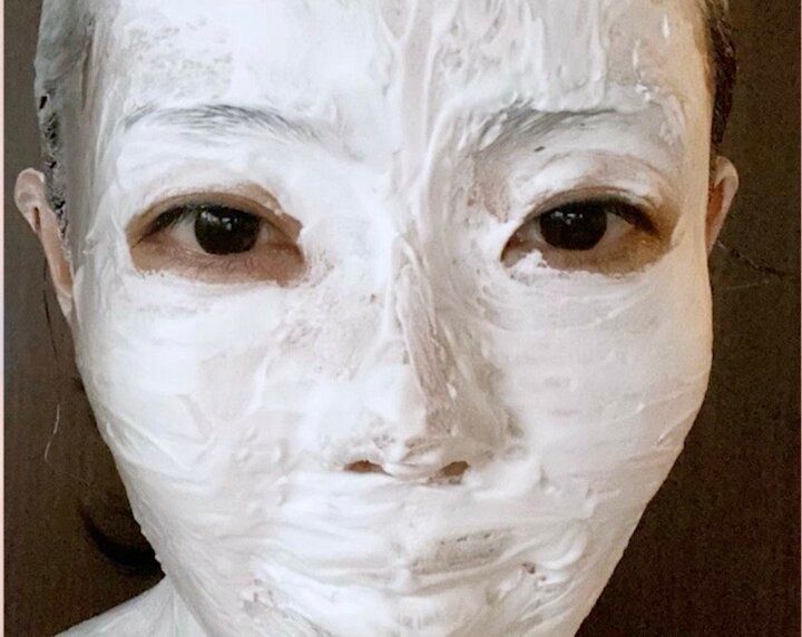 【写真・画像】「肌だけで月50万円課金」46歳美魔女「25歳くらいの時にニキビだらけになって…」肌管理を始めたきっかけを告白 1枚目