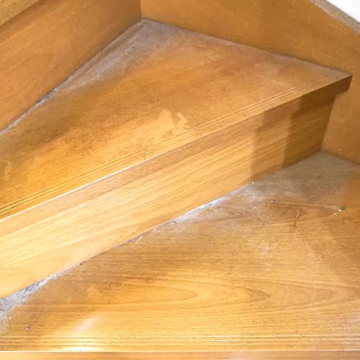 ホコリがたまりにくくなる！“階段の皮脂汚れ”を効率的にすっきり落とす掃除術「順番がポイント」