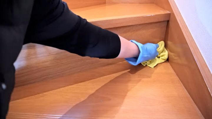 花壇掃除をする人