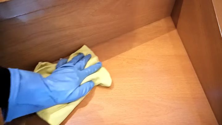 階段掃除をする人