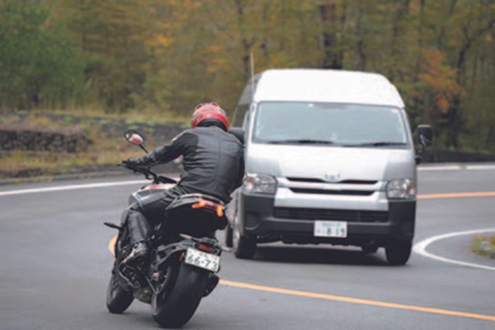 【脱・アウトインアウト】公道の正解は「ミドル・ミドル・ミドル」！余裕を生むライン取りの新常識