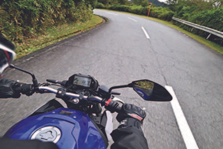 【脱・アウトインアウト】公道の正解は「ミドル・ミドル・ミドル」！余裕を生むライン取りの新常識