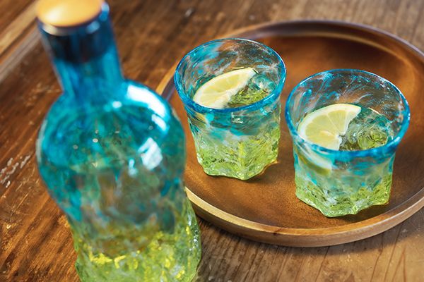 琉球ガラス作家・松田英吉の名工として初の作品展。沖縄・恩納村の海と空を京都で体感