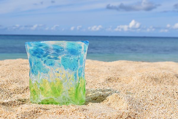 琉球ガラス作家・松田英吉の名工として初の作品展。沖縄・恩納村の海と空を京都で体感