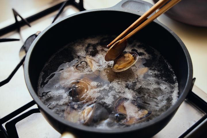 アサリを煮る