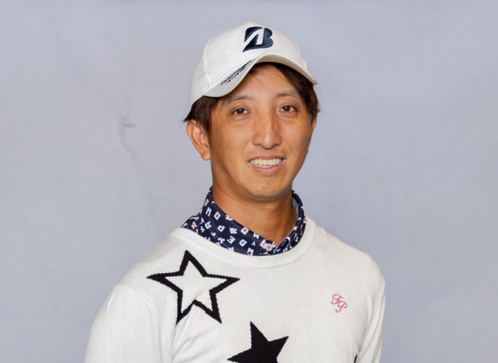 背中を真っすぐに構えるのはNG！正しい構え方をプロが解説