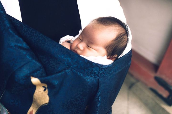 お宮参りで抱っこされる赤ちゃん