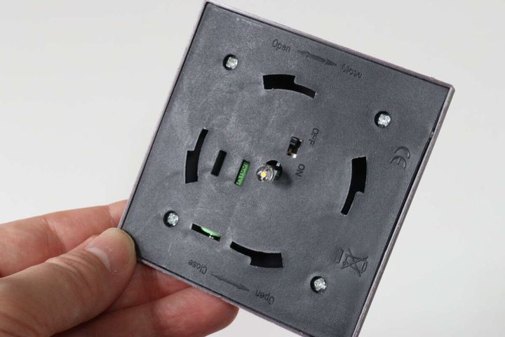 ソーラーライト（ハウス型、吊り下げ） スイッチ