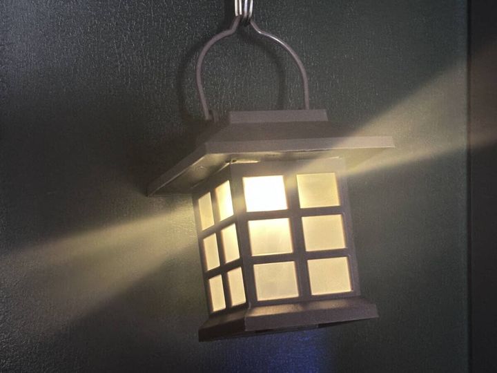 ソーラーライト（ハウス型、吊り下げ） 使用例