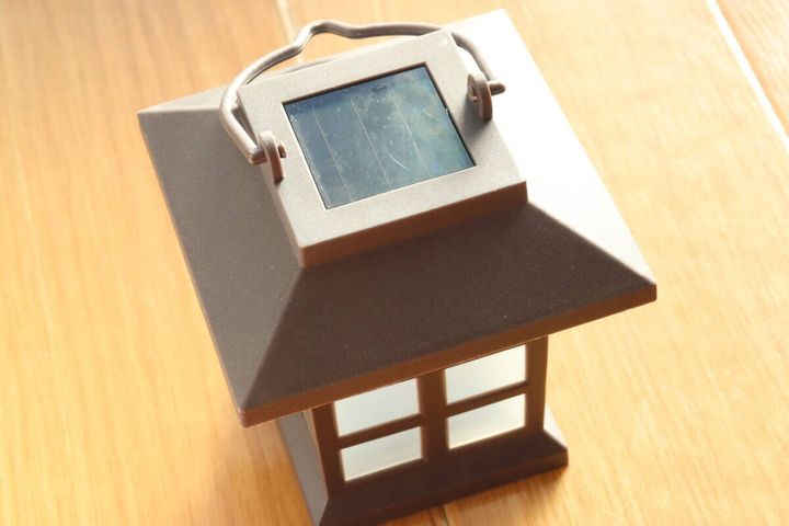 ソーラーライト（ハウス型、吊り下げ） 点灯