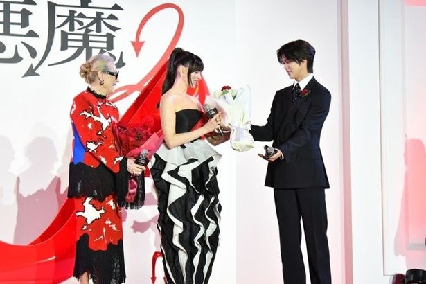 ファッションショーで会ったことがあるというハサウェイとK。「時間は短かったけどすごく記憶に残る方でした」とハサウェイ