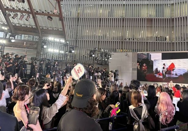 会場一面にレッドカーペットが敷かれていた