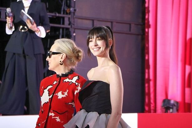 今日のためにおしゃれに着飾った約500人のファンたちの前にメリル・ストリープと、アン・ハサウェイが登場！