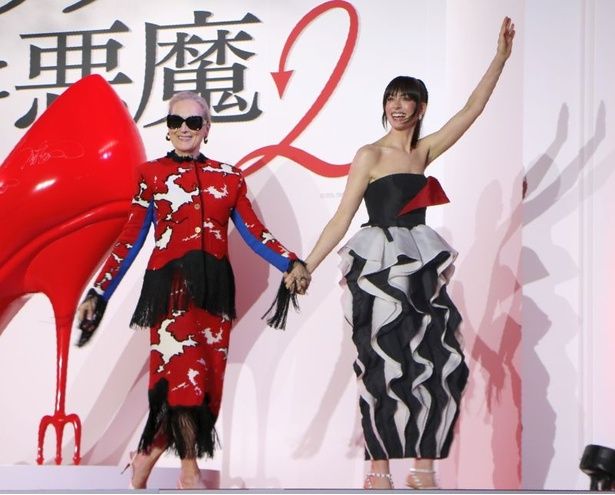 手をつないで降壇