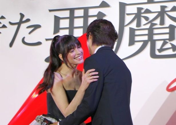 【写真】ハグするアン・ハサウェイと、&TEAMのK