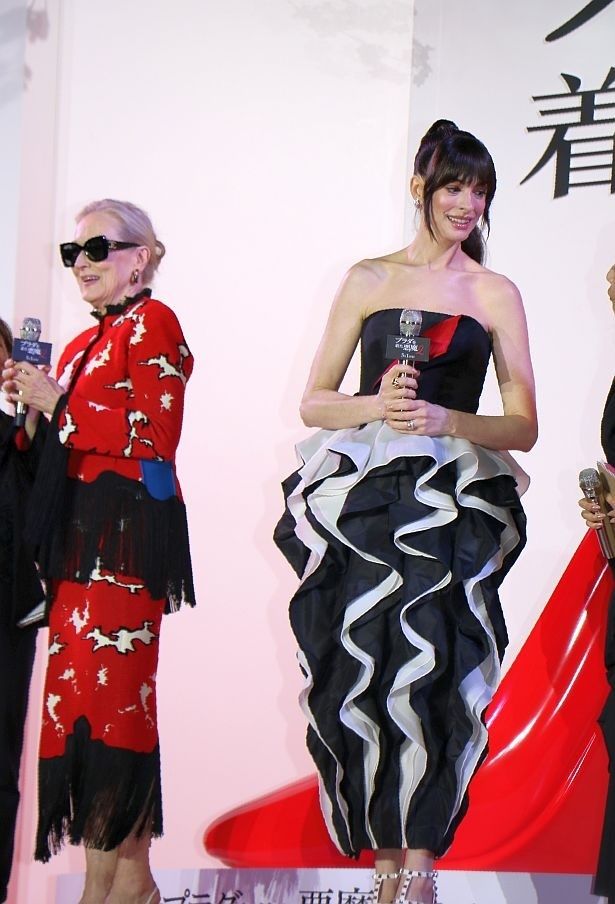 ハサウェイは繊細なブラックレースと、ホワイトチュールのフリルが重なったヴァレンティノの衣装で登場した