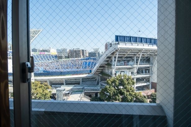 709号室の窓からは、ハマスタの姿も