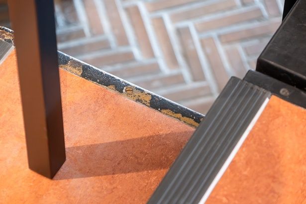 リニューアルされた階段には、昔ついた傷なども活かされ新旧が融合した作りになっている