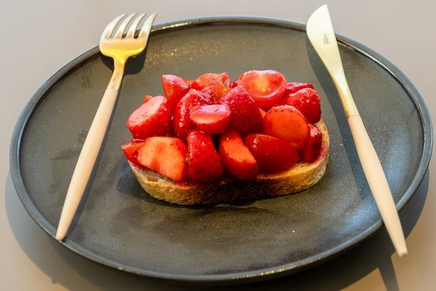 イチゴがたっぷりのった、フルーティーなパンも