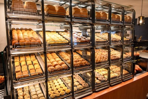 特製カレーパンなど、焼きたてパンを味わえるオールデイスタイルのベーカリー