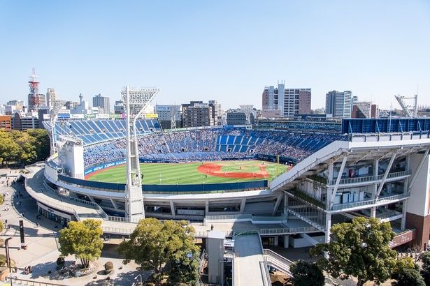 展望台からは、お隣のハマスタの全景も見ることができる