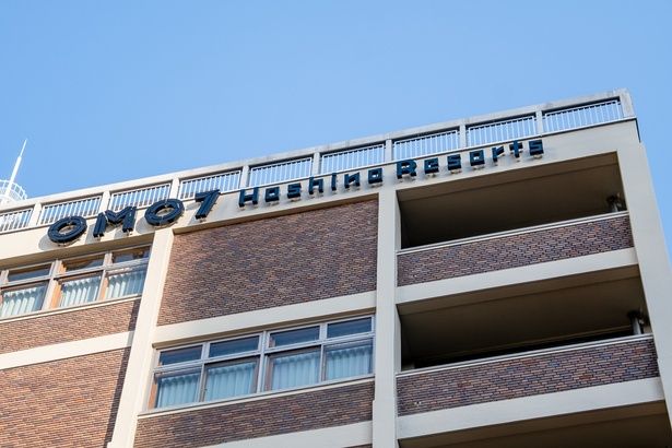 生まれ変わった旧市庁舎の建物に、「OMO7 Hoshino Resorts」のサインが掲げられている