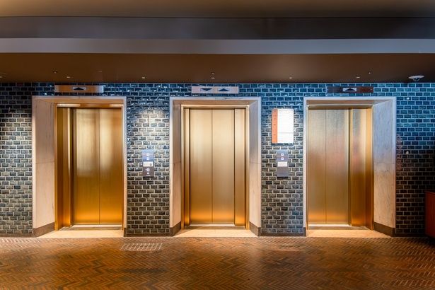 旧市庁舎内で使用されていた青いタイルを、当時のまま活用。エレベーターの階数ボタンの数字もチェック