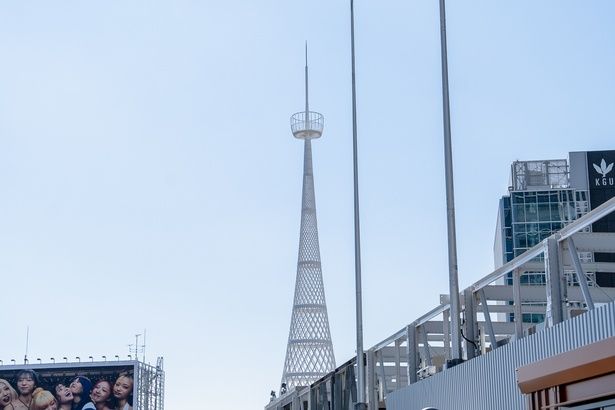 横浜開港100周年記念時に設置された「愛市の塔」には、当時、鐘が吊り下げられていた。その鐘は、BASEGATEの敷地内にモニュメントとして飾られている