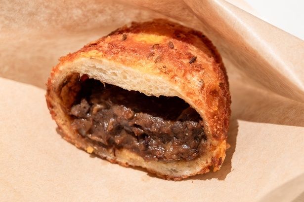 内覧会では、できたてのカレーパンをひと足さきに試食することができた。スパイシーでコクのある特製カレーを、モッチリサクサクの生地で包み込んだ、ここでしか味わえない逸品