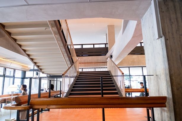 市民広間で使用されていた大階段は、ホテルの吹き抜けに移設して再現した