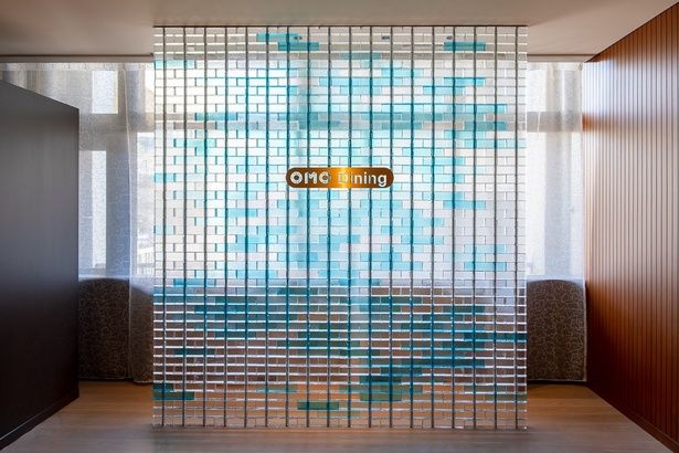 光の角度で表情を変えるガラスブロック。光の差し方や角度で多彩な表情を楽しめる