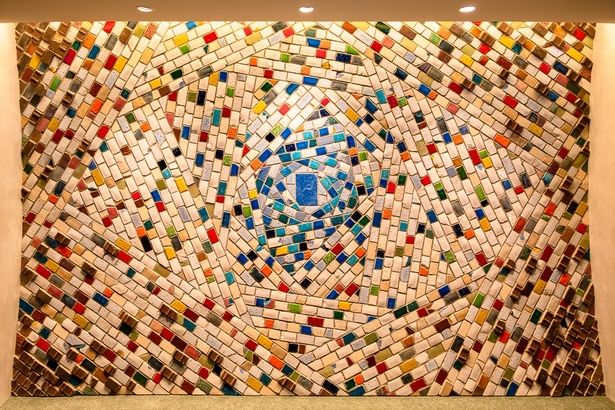 市民広間に使われていた、泰山タイルを再活用したアート作品「このさき、ゆくさき」。中央から外側になるにつれ、古いタイルから新しいタイルへ変わっていく