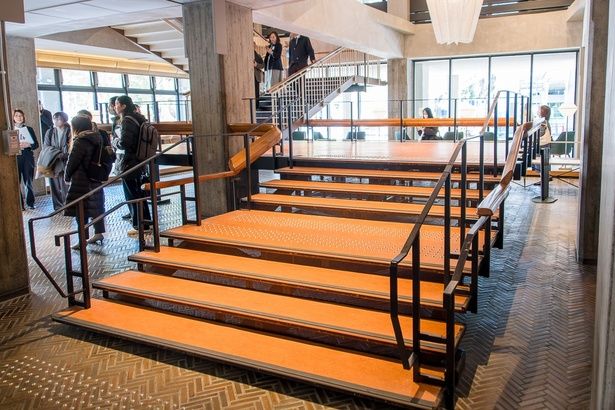 市民広間の大階段は、木製手すりなどを一部活用しシンボリックに再現