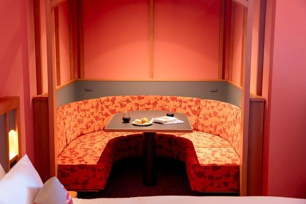 旧議長室に敷かれていた絨毯の「赤」をテーマにした部屋も。「緑」とは、また違った印象