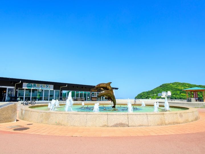 三重県鳥羽市に広がる「鳥羽温泉郷」は、名古屋や大阪からもアクセス抜群の温泉地です。海に面した絶景露天風呂や、伊勢海老をはじめとする豊富な海の幸が魅力。市内各所に点在する宿泊施設ごとに泉質や効能が異なり、多彩な湯巡りを楽しめます。