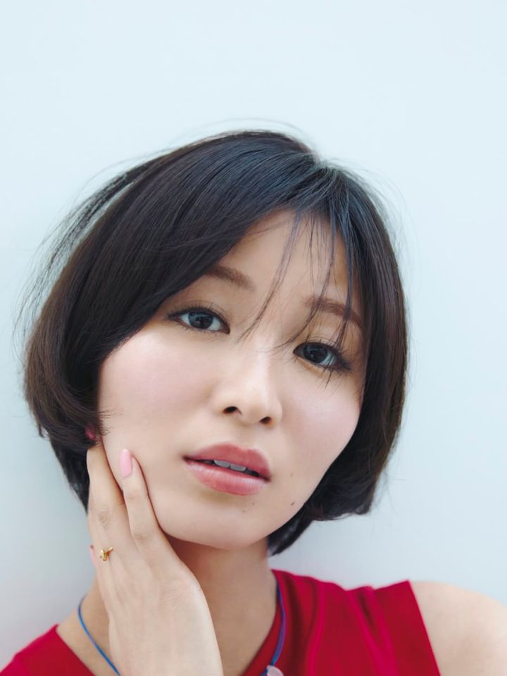 「ポール & ジョー」の派手色バームが主役のメイク モデル＝岡崎紗絵