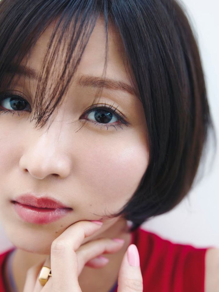 「ポール & ジョー」の派手色バームが主役のメイク（Close up） モデル＝岡崎紗絵